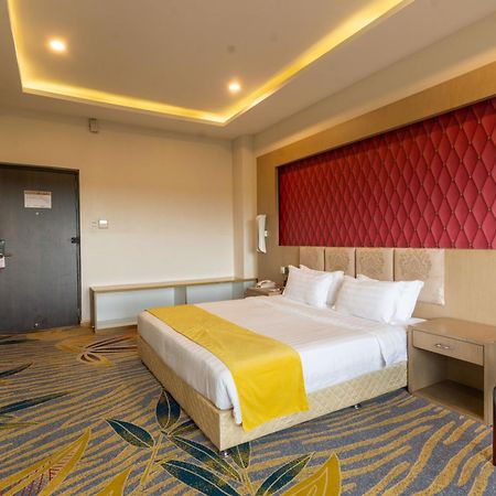 Hotel Mechi Crown Kakarvitta Bagian luar foto
