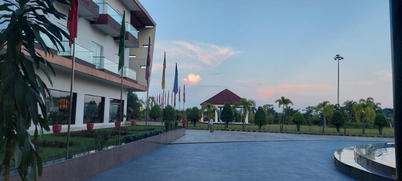 Hotel Mechi Crown Kakarvitta Bagian luar foto