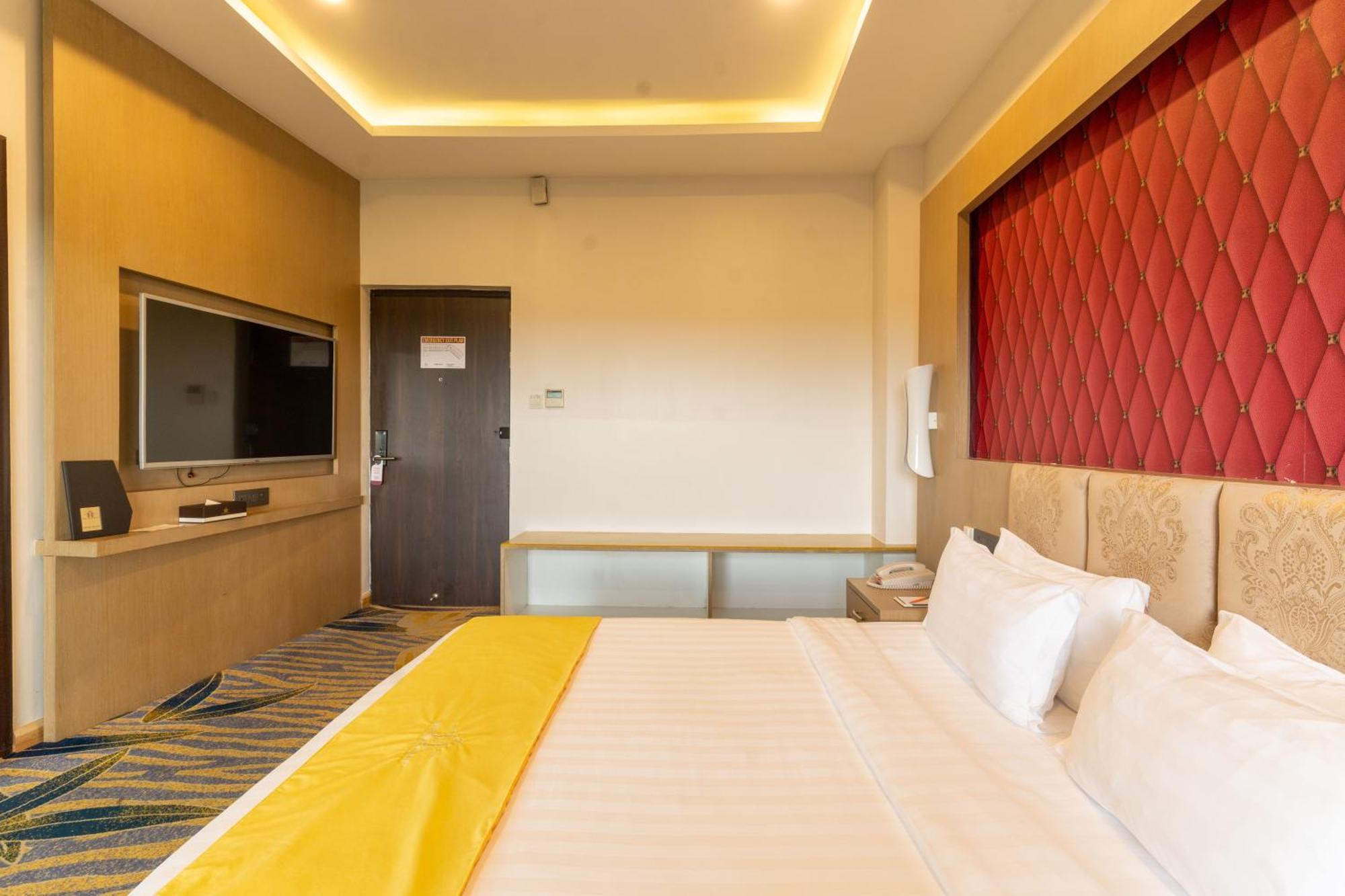 Hotel Mechi Crown Kakarvitta Bagian luar foto