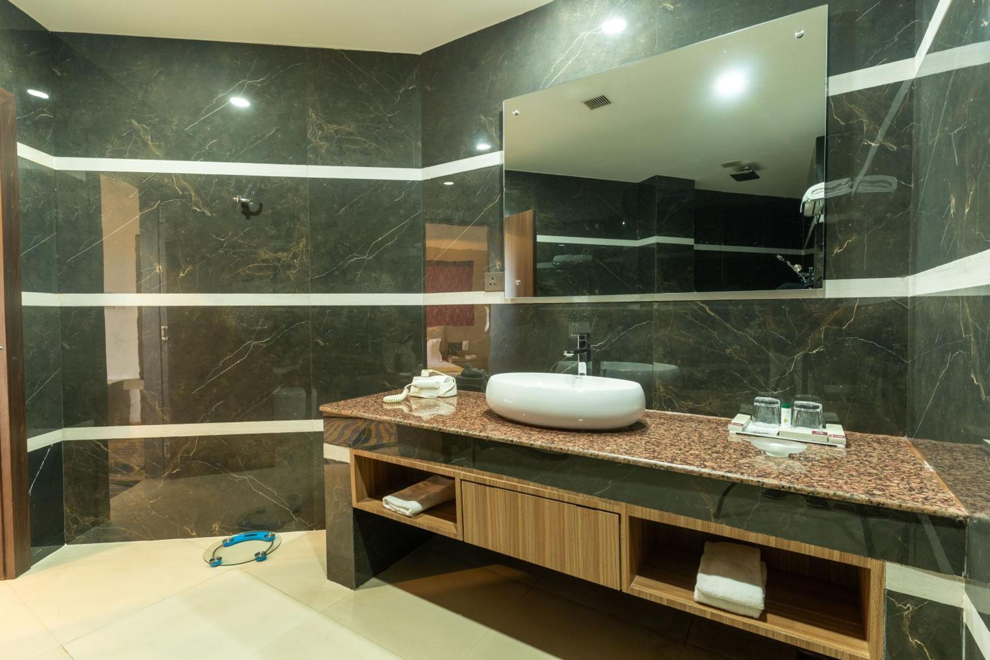 Hotel Mechi Crown Kakarvitta Bagian luar foto