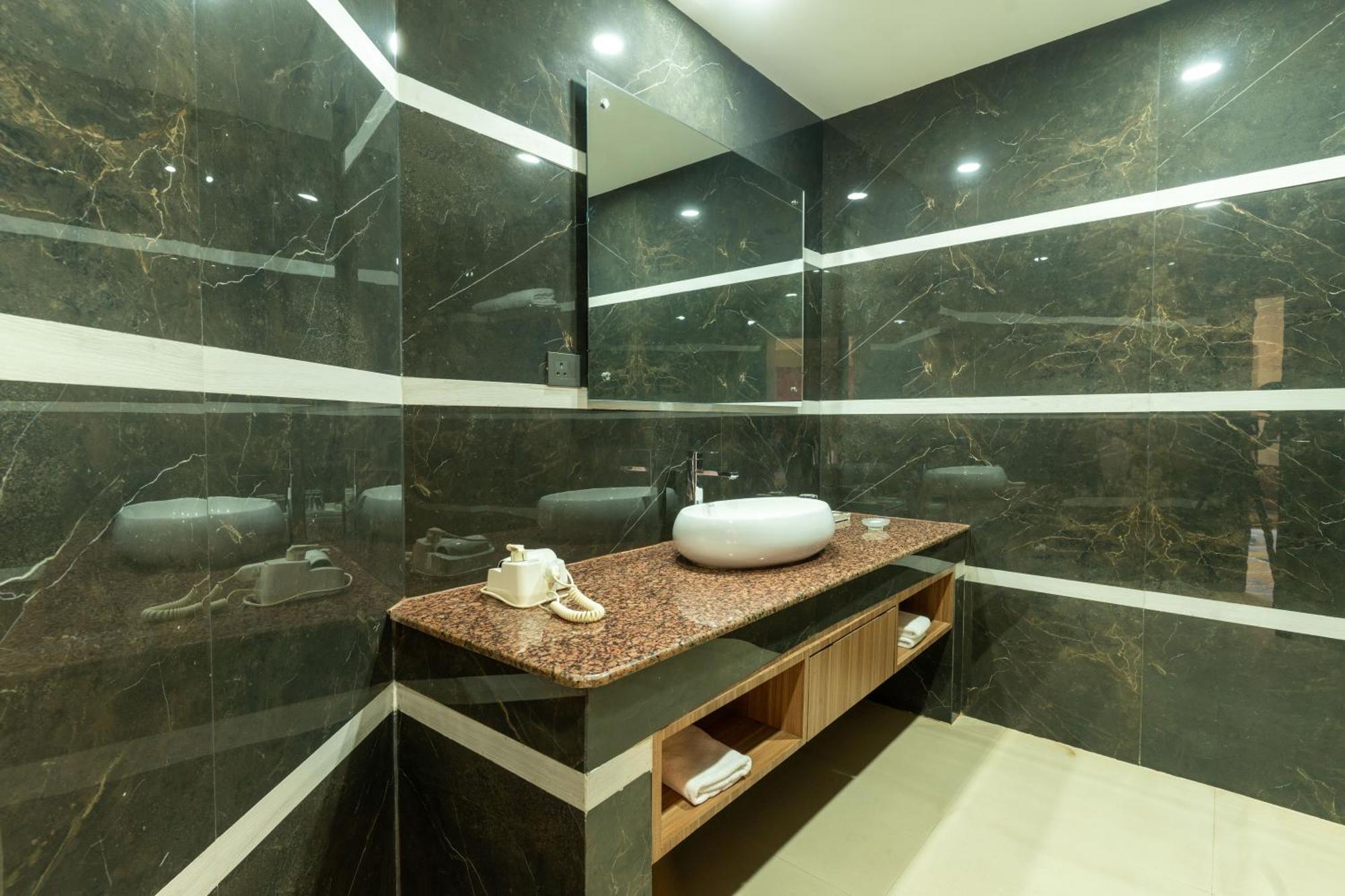 Hotel Mechi Crown Kakarvitta Bagian luar foto