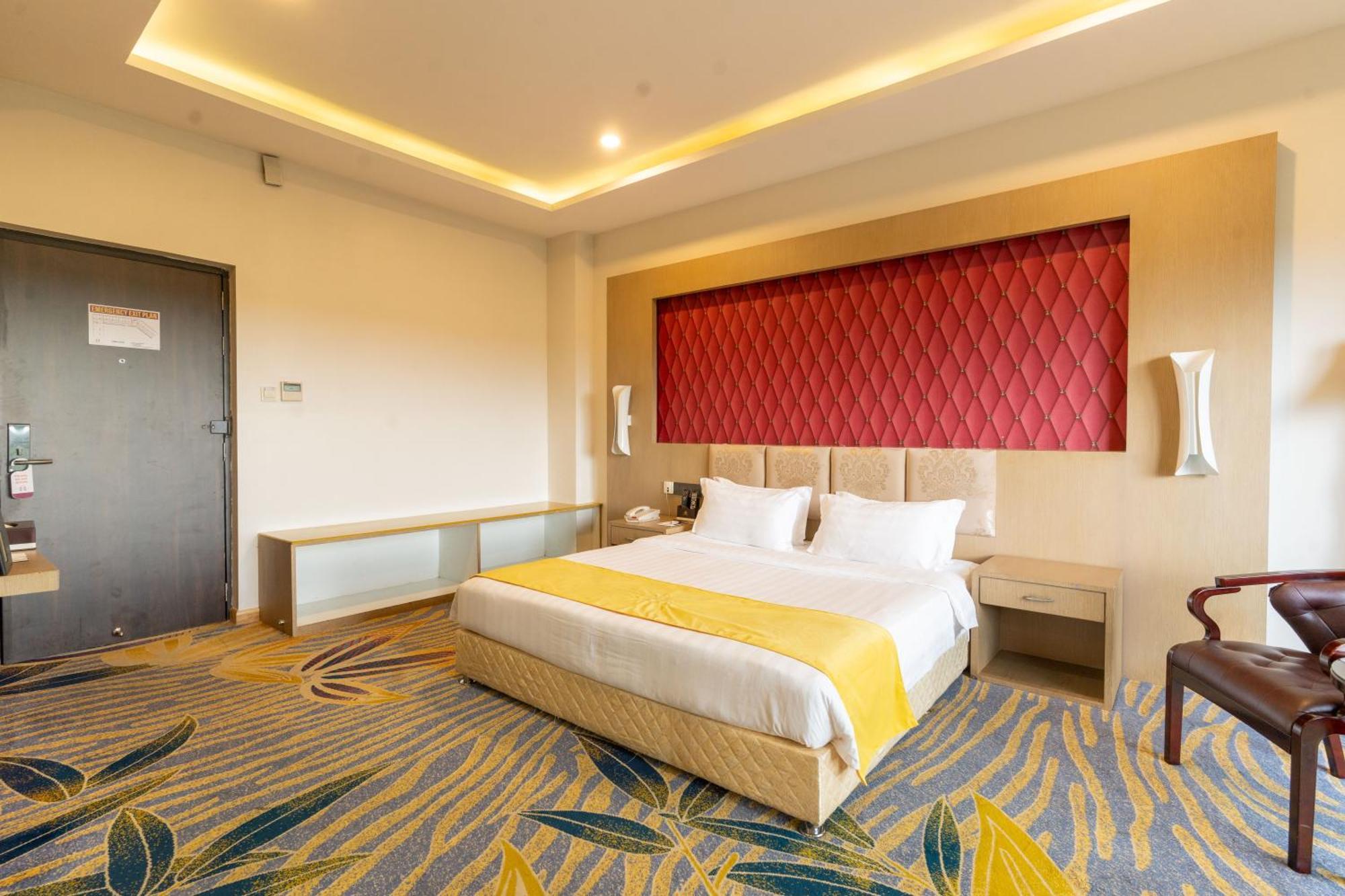 Hotel Mechi Crown Kakarvitta Bagian luar foto