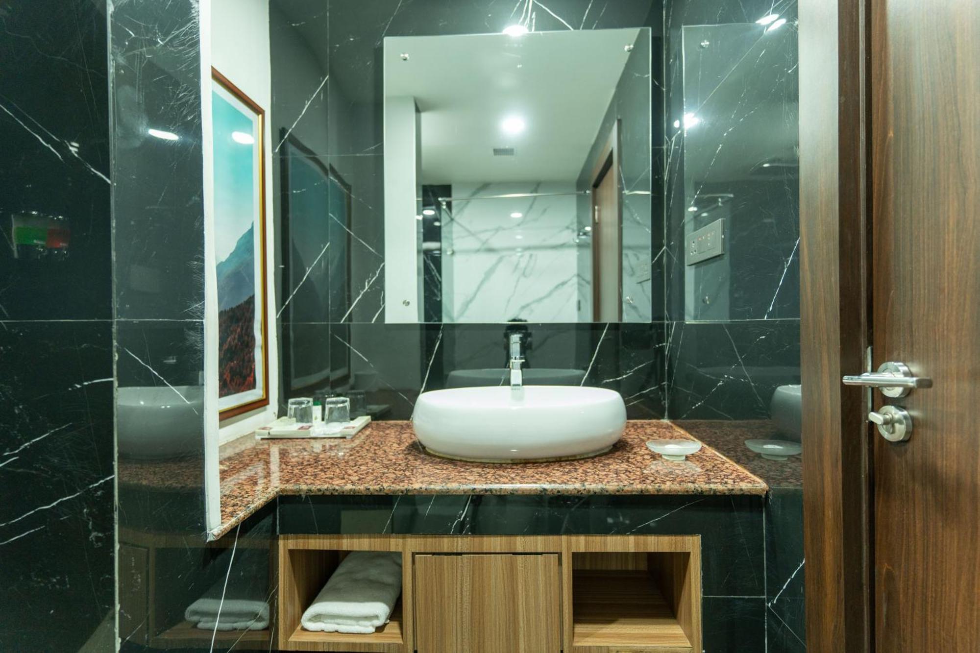 Hotel Mechi Crown Kakarvitta Bagian luar foto